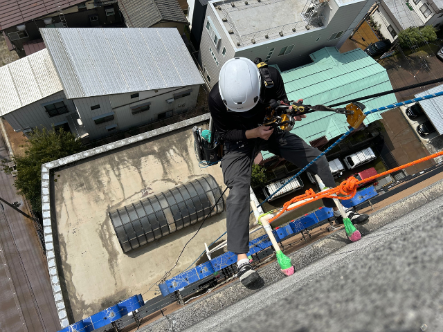 ロープ作業をする男性